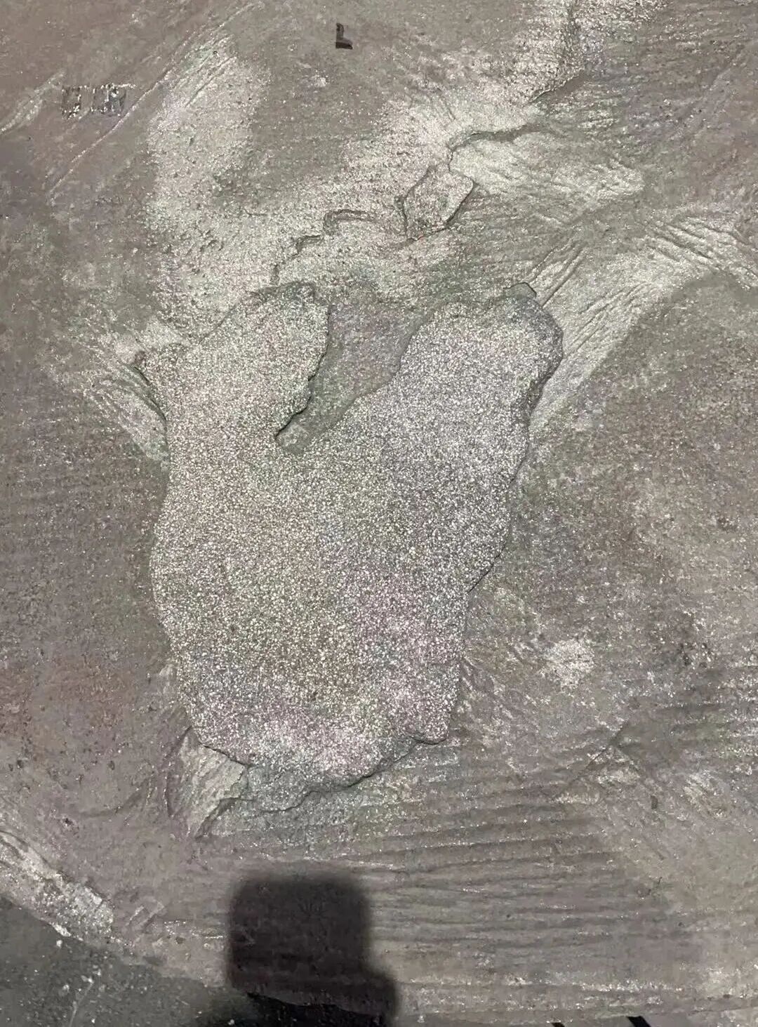 Paano malulutas ang mga depekto tulad ng mga buhangin na pimples sa tuktok na ibabaw ng mga bahagi ng gray na cast iron na ginawa ng resin sand casting?